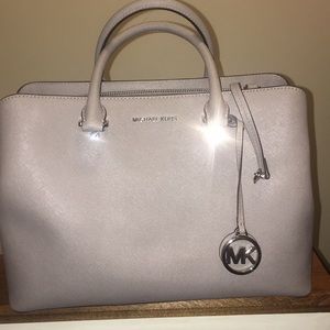 Pearl Silver Grey Michael Kors Purse 👜